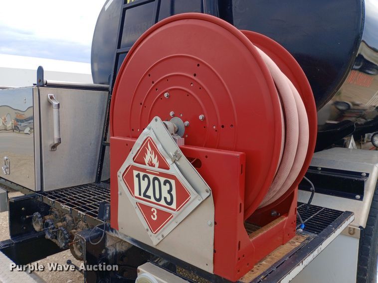 image for item NY9314 2001 International  4900 fuel / lube truck