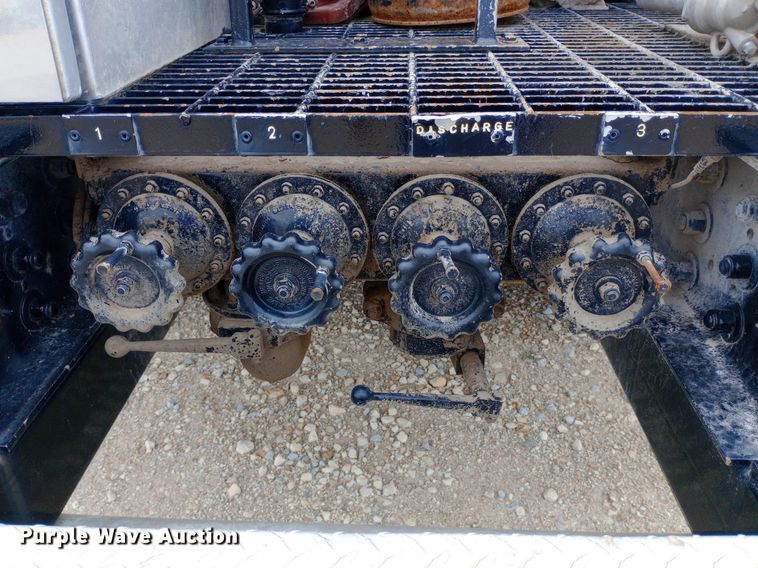 image for item NY9314 2001 International  4900 fuel / lube truck