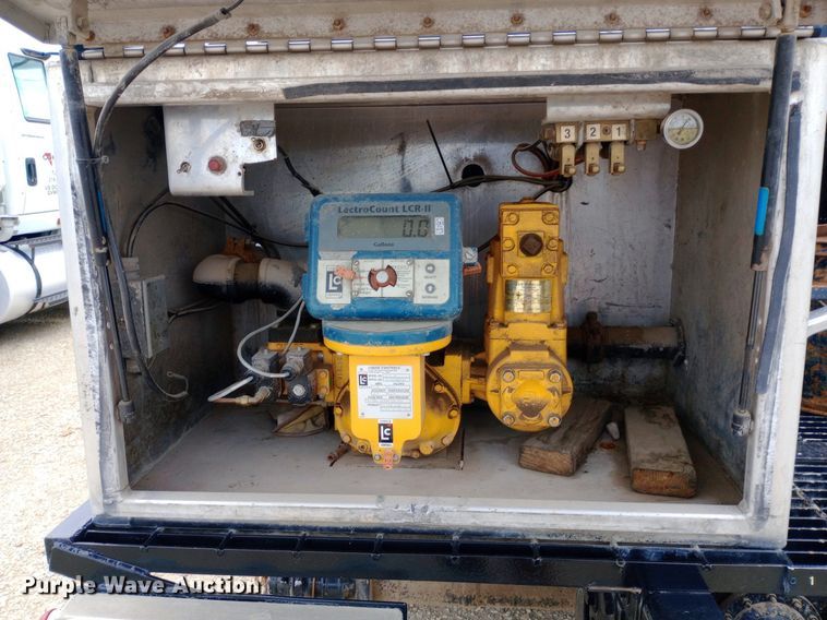 image for item NY9314 2001 International  4900 fuel / lube truck