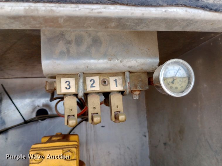 image for item NY9314 2001 International  4900 fuel / lube truck