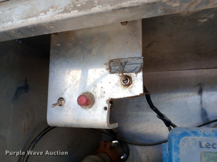 image for item NY9314 2001 International  4900 fuel / lube truck