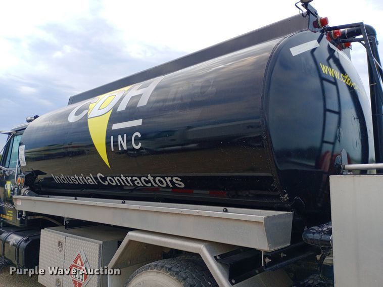 image for item NY9314 2001 International  4900 fuel / lube truck