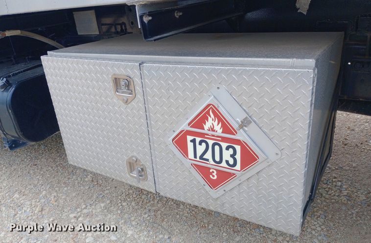 image for item NY9314 2001 International  4900 fuel / lube truck