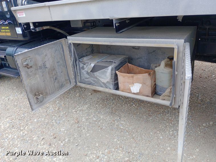 image for item NY9314 2001 International  4900 fuel / lube truck