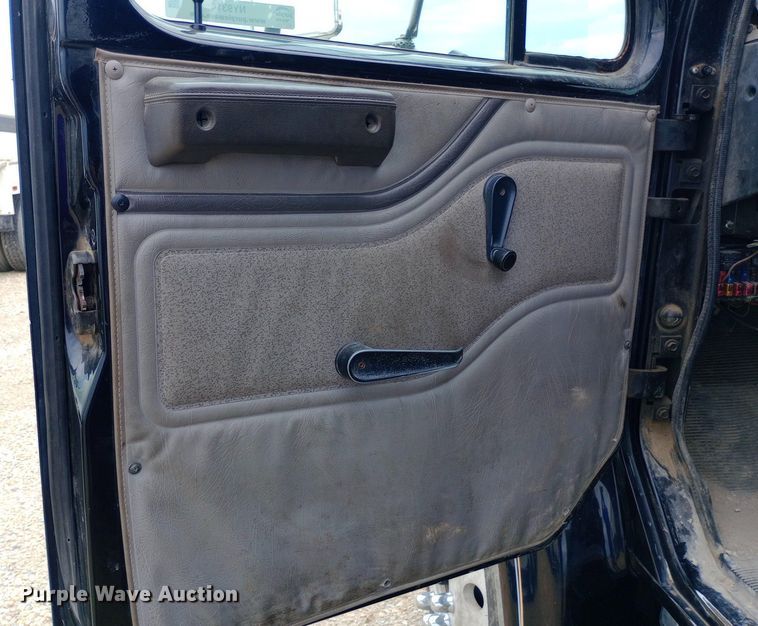 image for item NY9314 2001 International  4900 fuel / lube truck