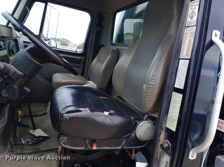 image for item NY9314 2001 International  4900 fuel / lube truck