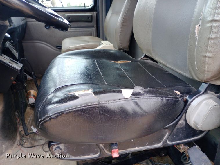 image for item NY9314 2001 International  4900 fuel / lube truck