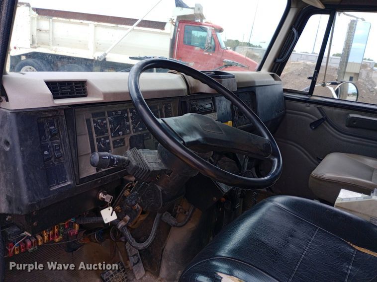 image for item NY9314 2001 International  4900 fuel / lube truck