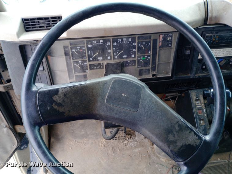 image for item NY9314 2001 International  4900 fuel / lube truck