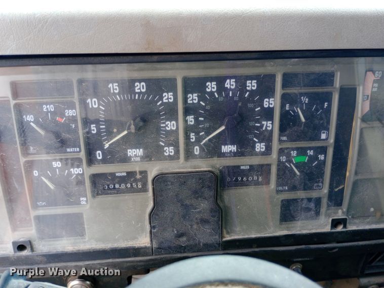 image for item NY9314 2001 International  4900 fuel / lube truck