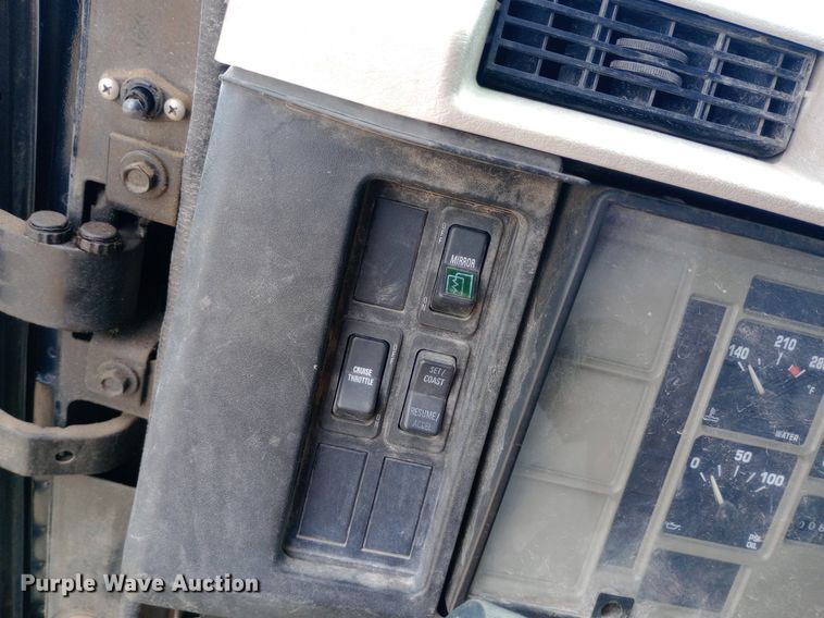 image for item NY9314 2001 International  4900 fuel / lube truck