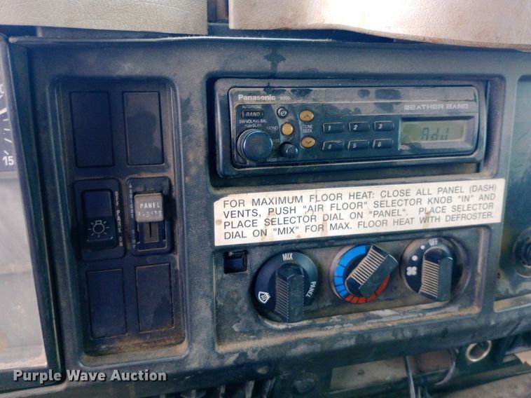 image for item NY9314 2001 International  4900 fuel / lube truck