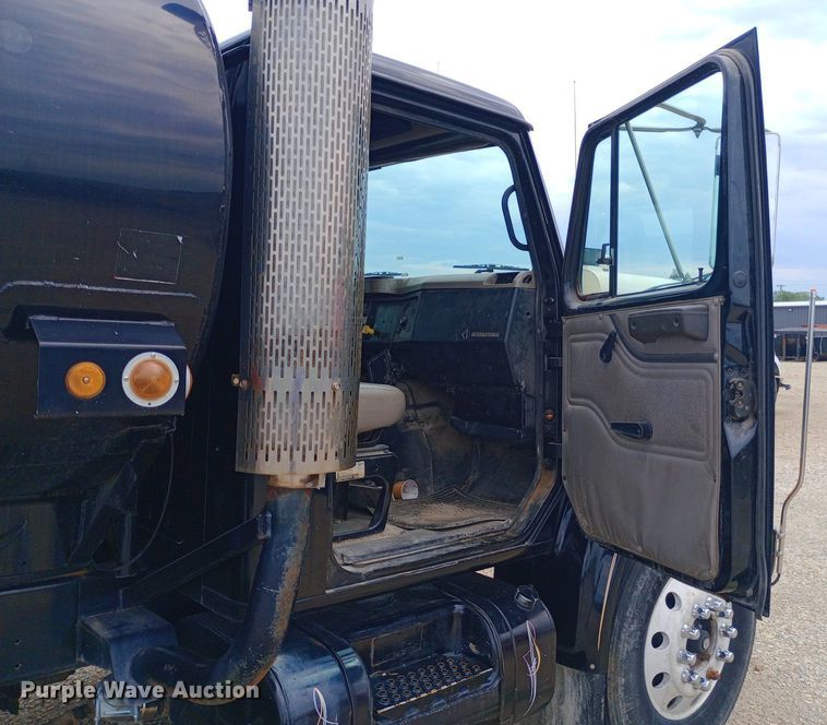 image for item NY9314 2001 International  4900 fuel / lube truck