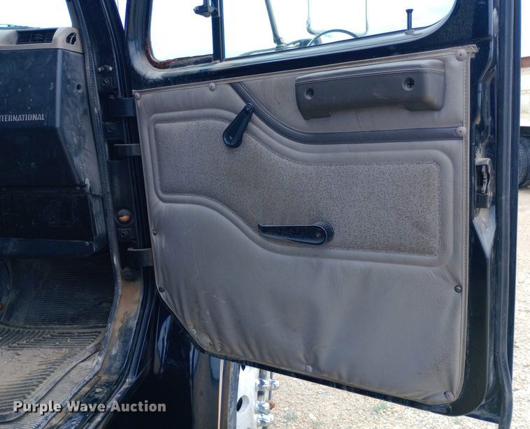 image for item NY9314 2001 International  4900 fuel / lube truck