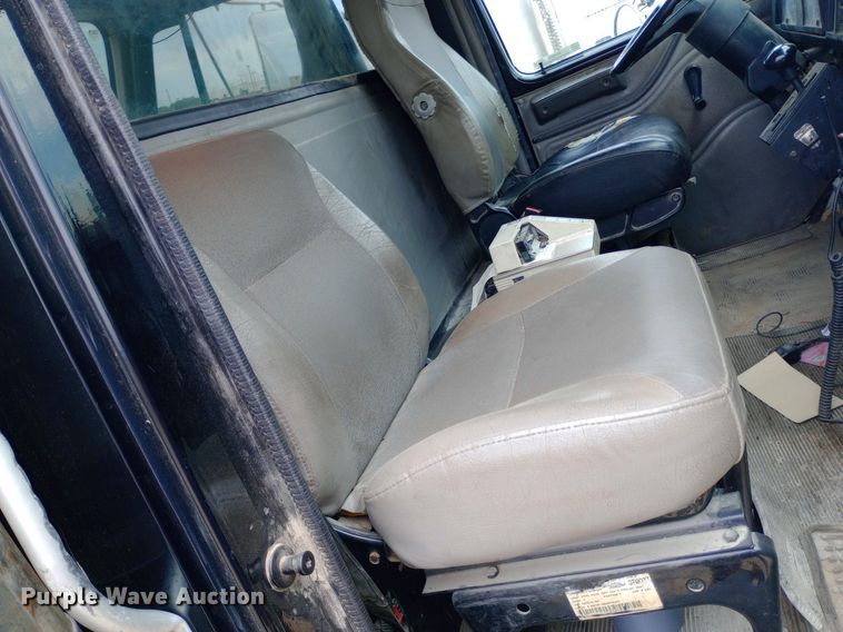 image for item NY9314 2001 International  4900 fuel / lube truck