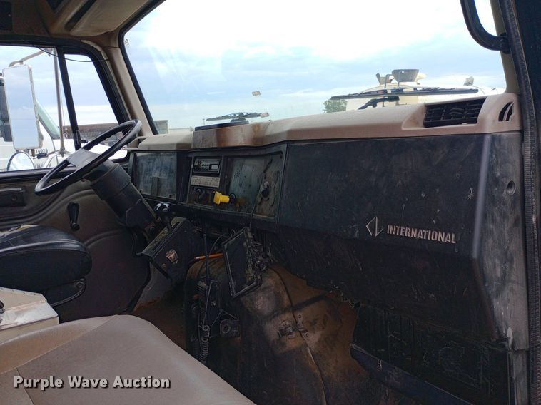 image for item NY9314 2001 International  4900 fuel / lube truck