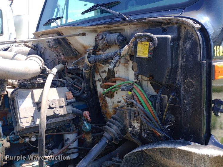 image for item NY9314 2001 International  4900 fuel / lube truck