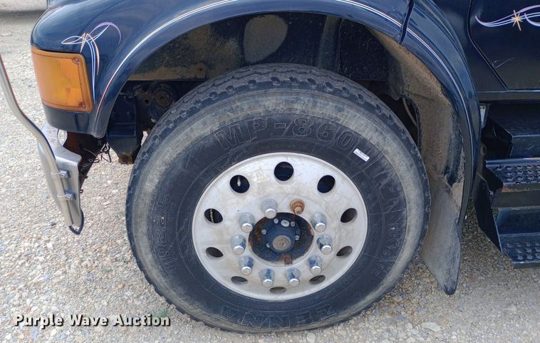 image for item NY9314 2001 International  4900 fuel / lube truck