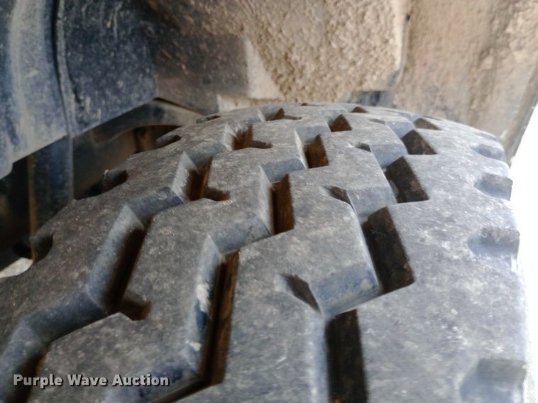 image for item NY9314 2001 International  4900 fuel / lube truck