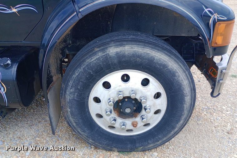 image for item NY9314 2001 International  4900 fuel / lube truck