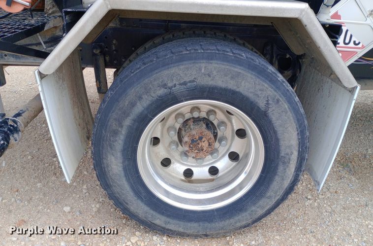 image for item NY9314 2001 International  4900 fuel / lube truck