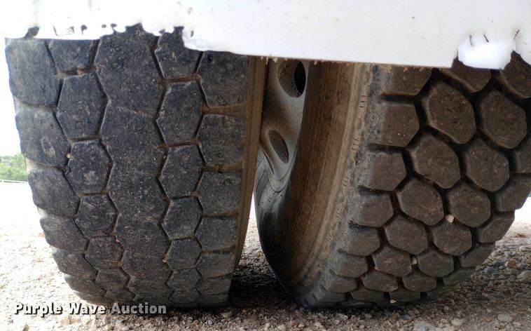 image for item NY9314 2001 International  4900 fuel / lube truck