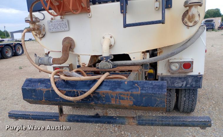 image for item NY9316 2005 Freightliner Business Class M2 water truck