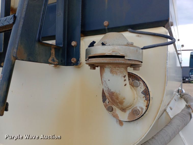 image for item NY9316 2005 Freightliner Business Class M2 water truck