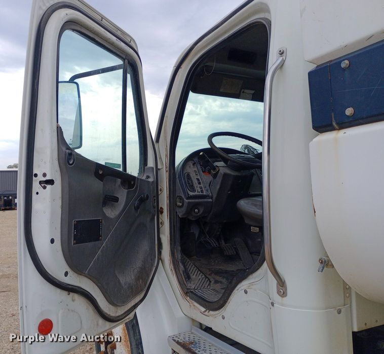 image for item NY9316 2005 Freightliner Business Class M2 water truck