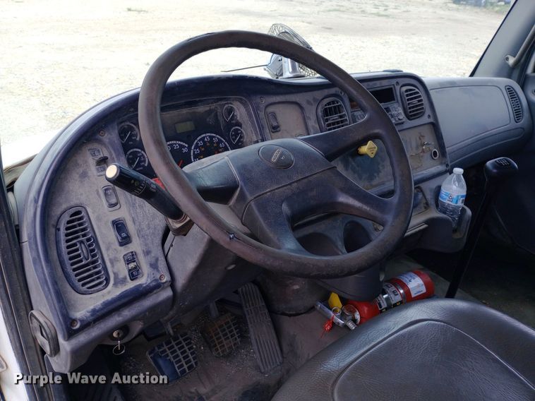 image for item NY9316 2005 Freightliner Business Class M2 water truck