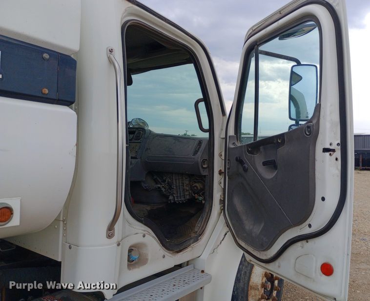 image for item NY9316 2005 Freightliner Business Class M2 water truck