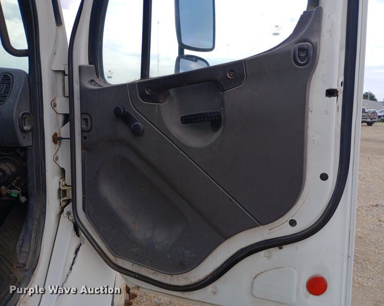 image for item NY9316 2005 Freightliner Business Class M2 water truck