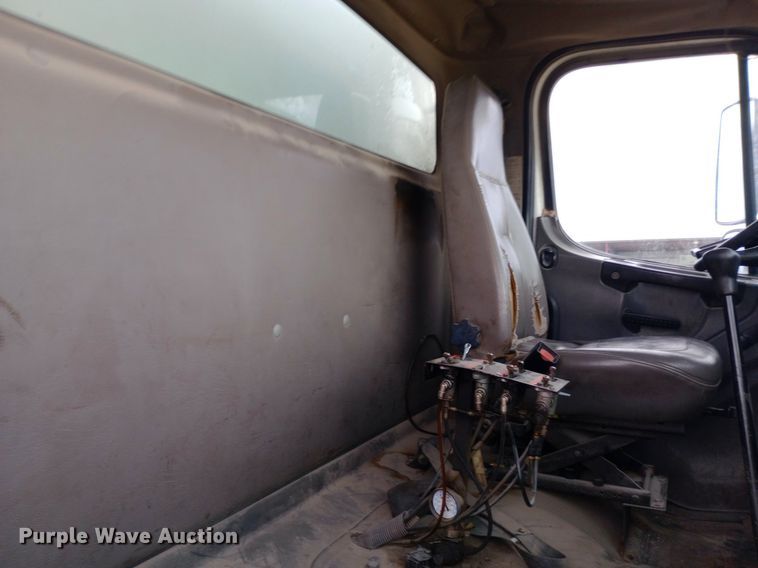 image for item NY9316 2005 Freightliner Business Class M2 water truck