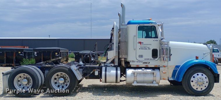 image for item NY9336 2007 Freightliner  FLD132 Classic XL semi truck