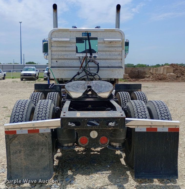 image for item NY9336 2007 Freightliner  FLD132 Classic XL semi truck