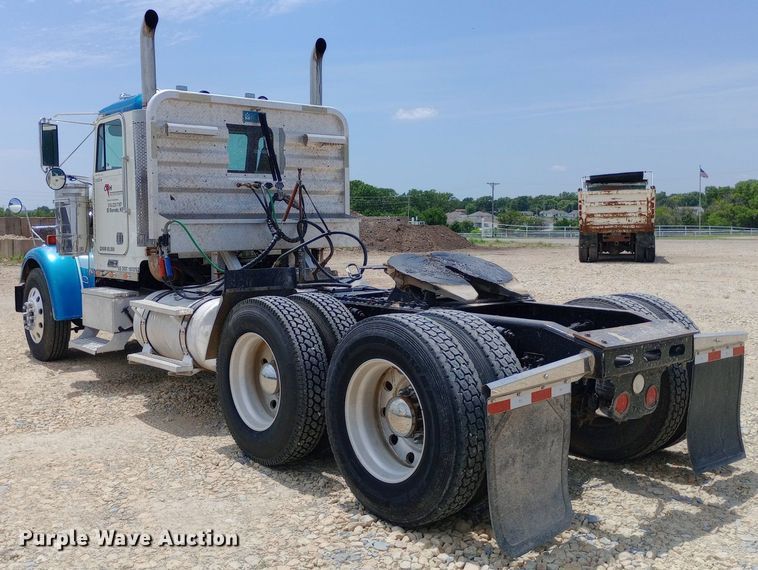 image for item NY9336 2007 Freightliner  FLD132 Classic XL semi truck