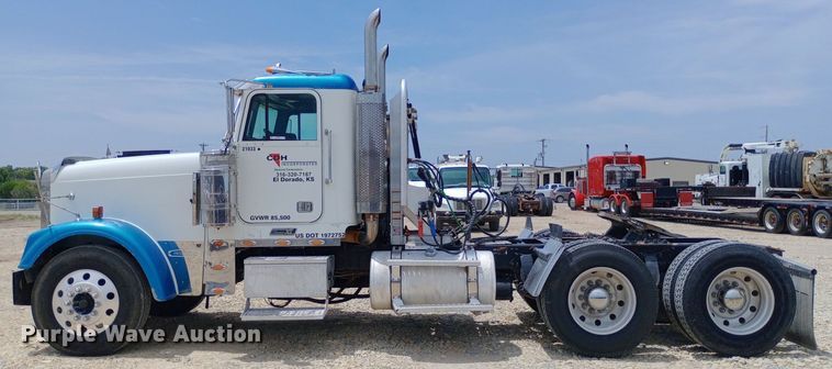 image for item NY9336 2007 Freightliner  FLD132 Classic XL semi truck