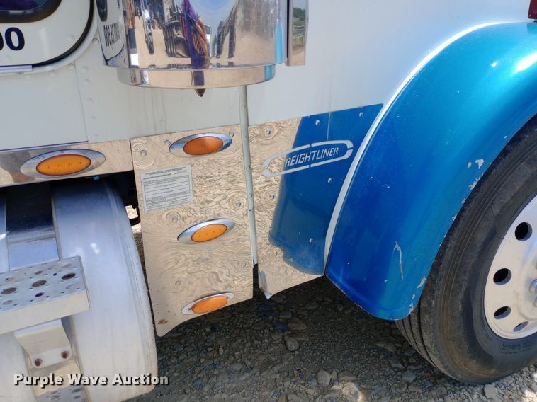 image for item NY9336 2007 Freightliner  FLD132 Classic XL semi truck