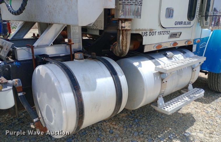 image for item NY9336 2007 Freightliner  FLD132 Classic XL semi truck