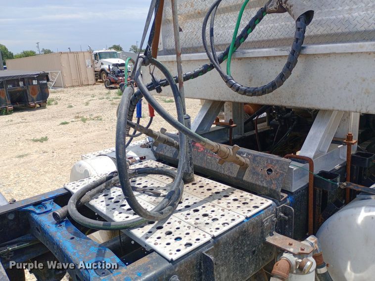 image for item NY9336 2007 Freightliner  FLD132 Classic XL semi truck