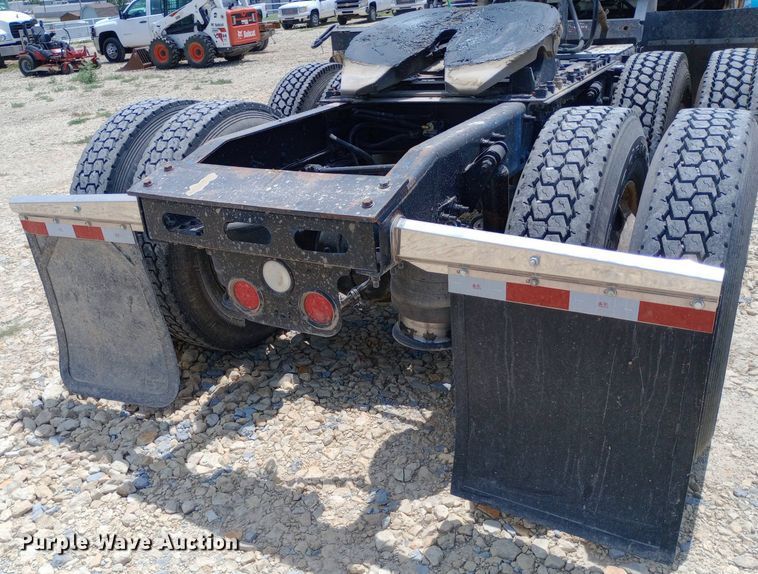 image for item NY9336 2007 Freightliner  FLD132 Classic XL semi truck