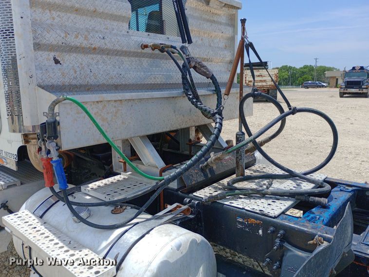 image for item NY9336 2007 Freightliner  FLD132 Classic XL semi truck