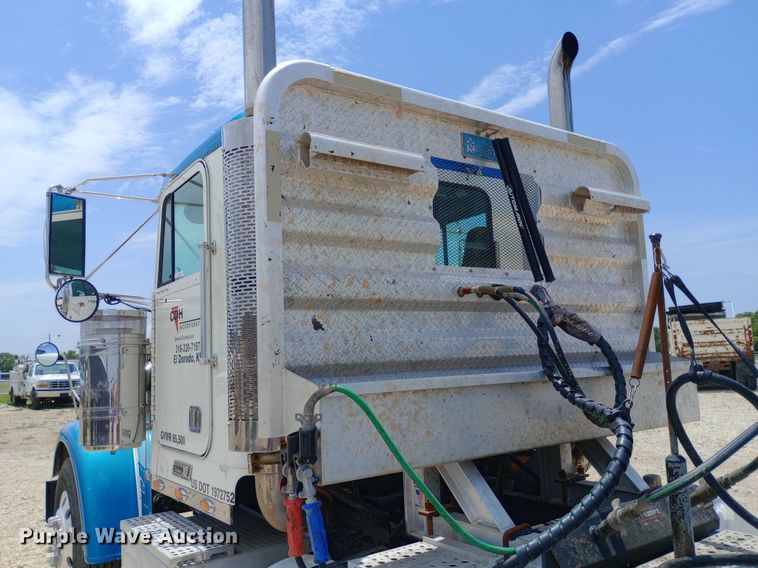 image for item NY9336 2007 Freightliner  FLD132 Classic XL semi truck