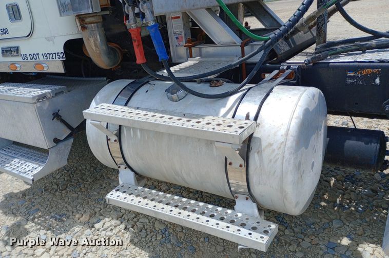 image for item NY9336 2007 Freightliner  FLD132 Classic XL semi truck