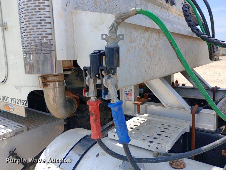 image for item NY9336 2007 Freightliner  FLD132 Classic XL semi truck