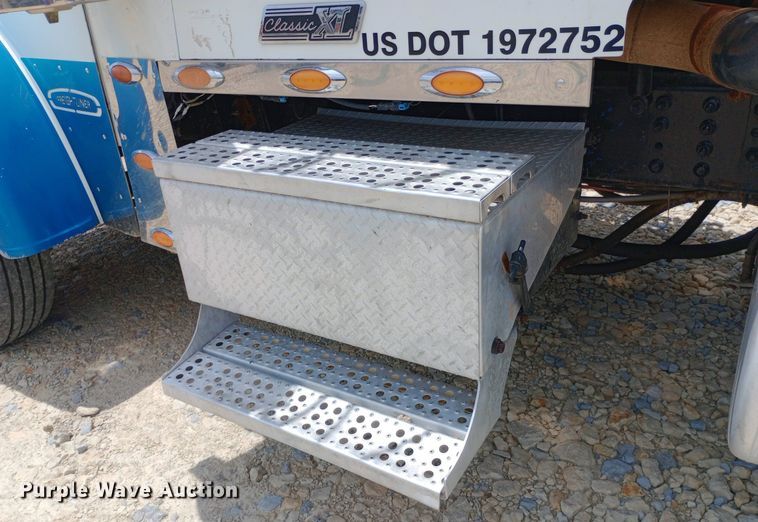 image for item NY9336 2007 Freightliner  FLD132 Classic XL semi truck