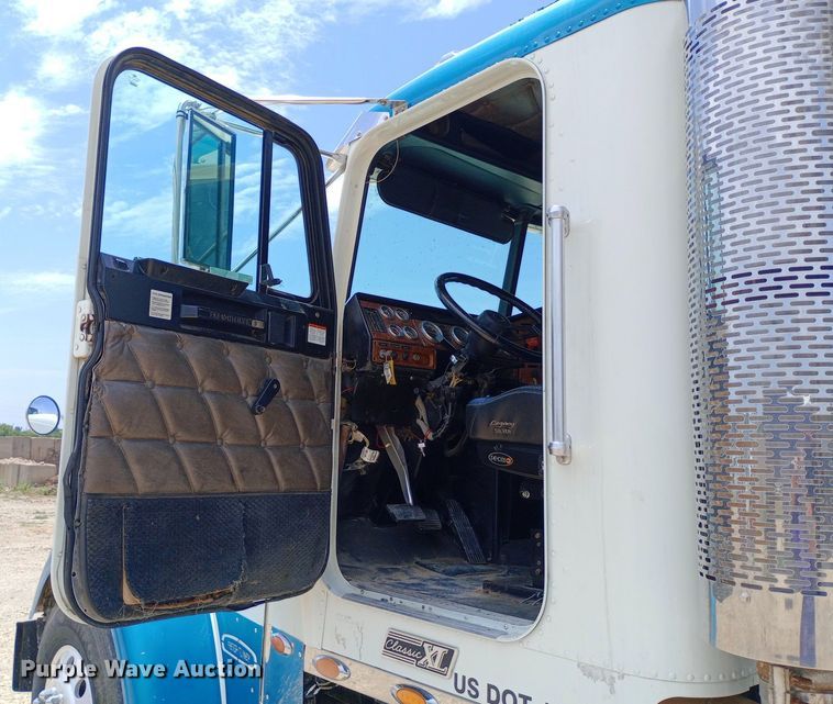 image for item NY9336 2007 Freightliner  FLD132 Classic XL semi truck