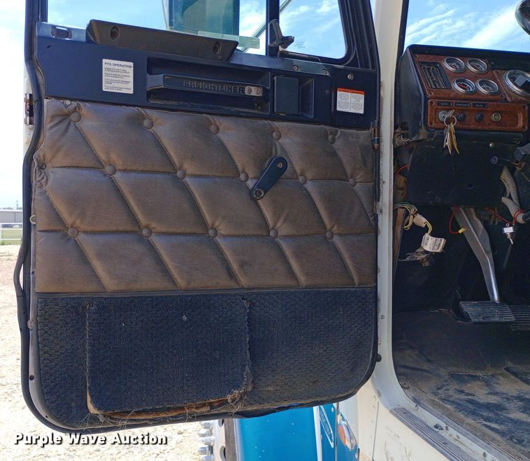 image for item NY9336 2007 Freightliner  FLD132 Classic XL semi truck