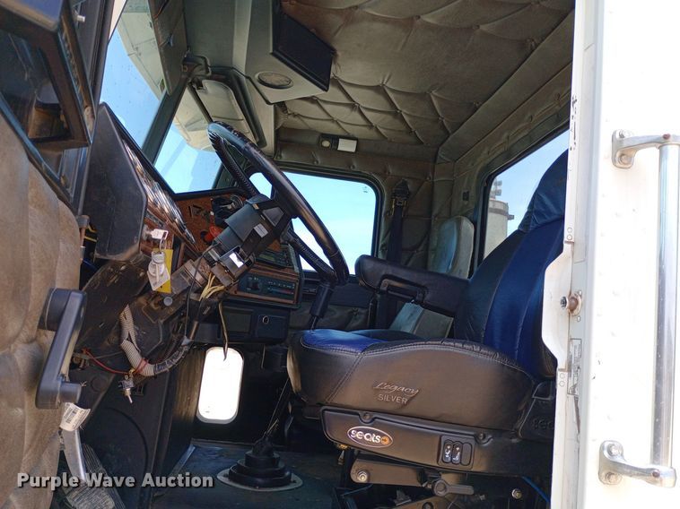 image for item NY9336 2007 Freightliner  FLD132 Classic XL semi truck