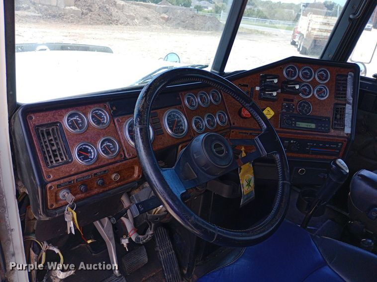 image for item NY9336 2007 Freightliner  FLD132 Classic XL semi truck